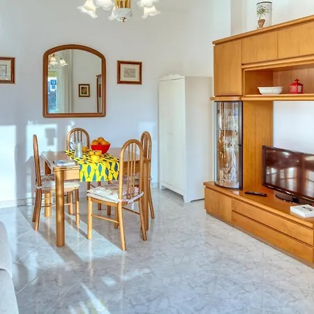 Elena House Apartmán *